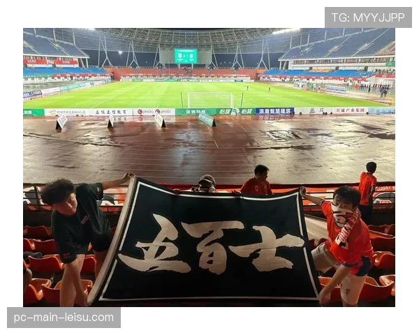 雨战中的坚持：镜头记录法兰克福球迷在暴雨中全程站立助威